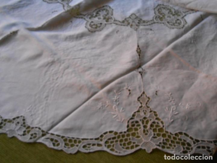 Antigüedades: Excepcional manteleria, encajes de venecia bordado a mano.Lino blanco.180 cm redondo.8 Servicios. - Foto 9 - 278276063