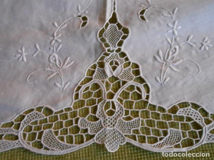 Antigüedades: Excepcional manteleria, encajes de venecia bordado a mano.Lino blanco.180 cm redondo.8 Servicios. - Foto 12 - 278276063