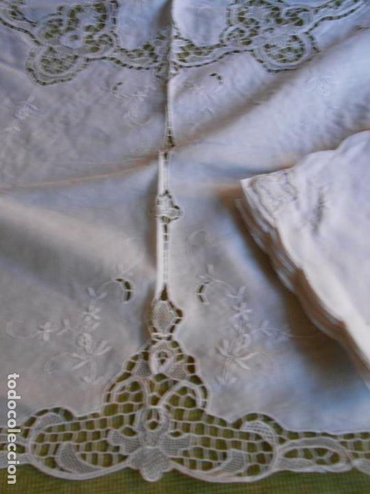 Antigüedades: Excepcional manteleria, encajes de venecia bordado a mano.Lino blanco.180 cm redondo.8 Servicios. - Foto 3 - 278276063