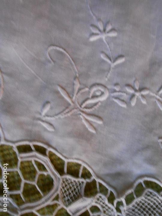 Antigüedades: Excepcional manteleria, encajes de venecia bordado a mano.Lino blanco.180 cm redondo.8 Servicios. - Foto 6 - 278276063
