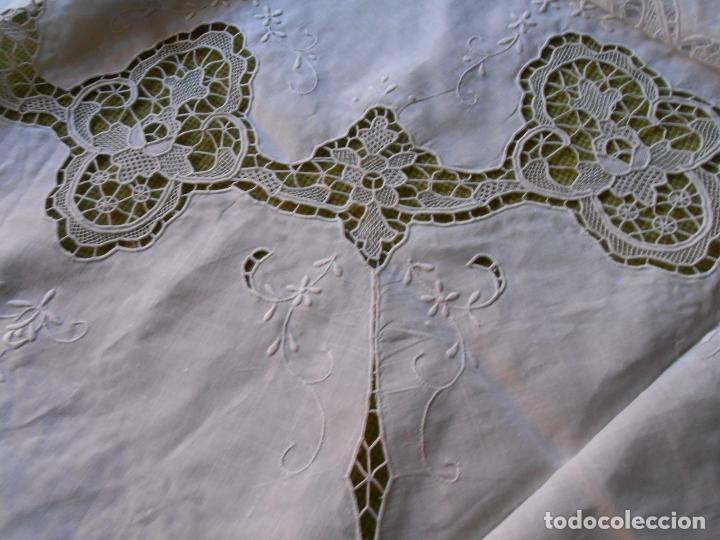 Antigüedades: Excepcional manteleria, encajes de venecia bordado a mano.Lino blanco.180 cm redondo.8 Servicios. - Foto 7 - 278276063