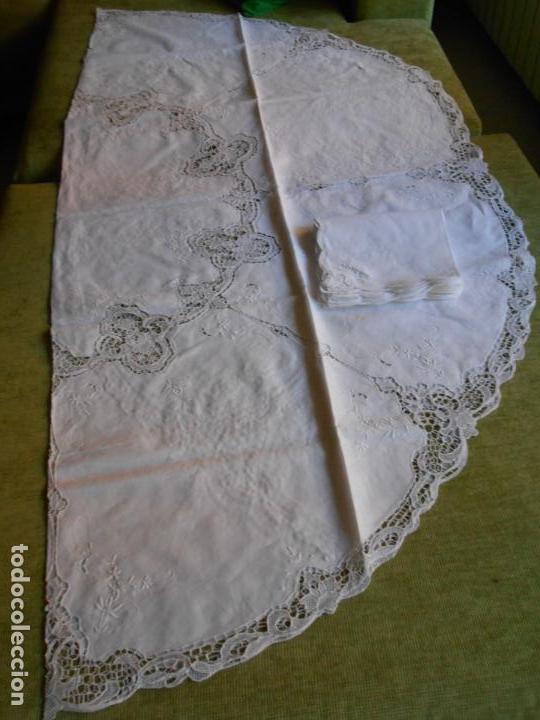 Antigüedades: Excepcional manteleria, encajes de venecia bordado a mano.Lino blanco.180 cm redondo.8 Servicios. - Foto 8 - 278276063
