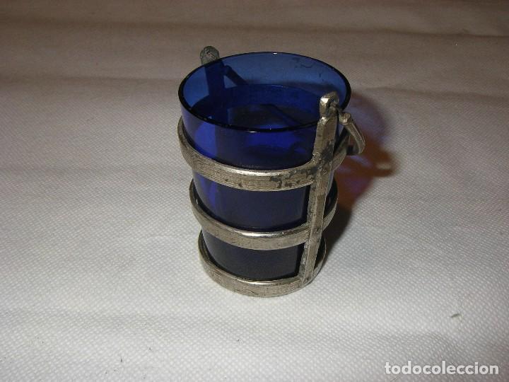 Antiguidades: Antiguo vaso de cristal azul cobalto, con soporte y asa. 7,00 cm de altura