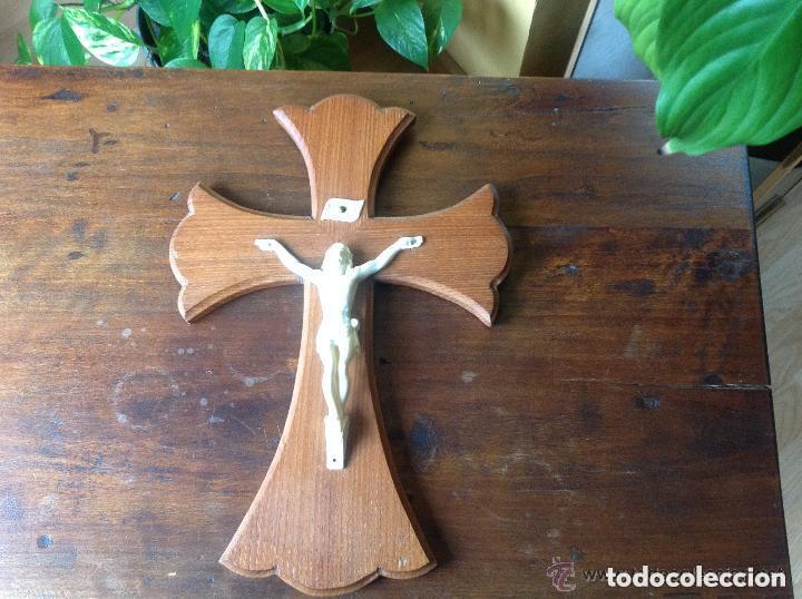 Antig&uuml;edades: CRUCIFIJO DE MADERA CON CRISTO DE CELULOIDE ANTIGUO - Foto 1