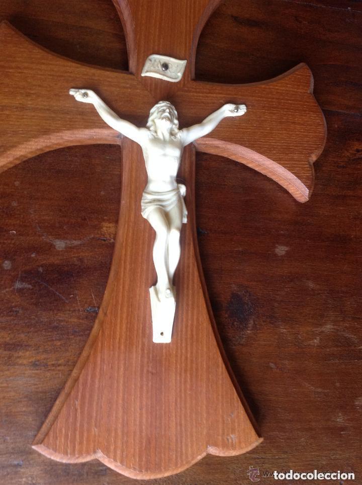 Antig&uuml;edades: CRUCIFIJO DE MADERA CON CRISTO DE CELULOIDE ANTIGUO - Foto 2