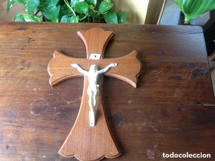 Antig&uuml;edades: CRUCIFIJO DE MADERA CON CRISTO DE CELULOIDE ANTIGUO - Foto 3