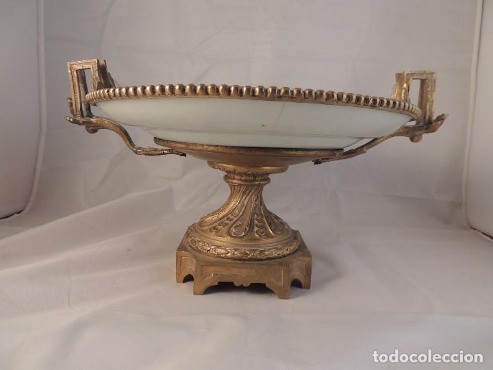 Antig&uuml;edades: ANTIGUO CENTRO DE MESA CANTON CON ENGARCES EN BRONCE - Foto 2
