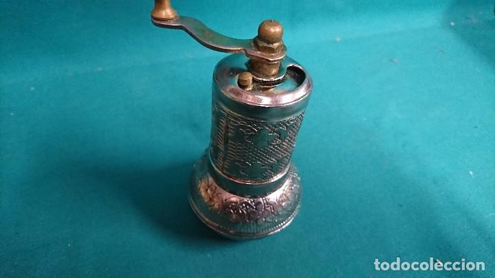 Antig&uuml;edades: MOLINILLO DE PIMIENTA METAL REPUJADO - Foto 2