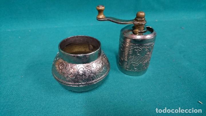 Antig&uuml;edades: MOLINILLO DE PIMIENTA METAL REPUJADO - Foto 3