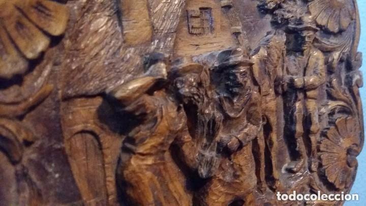 Antig&uuml;edades: 2 PLATOS DE MADERA MACIZA TALLADA - Foto 2
