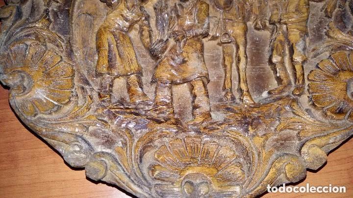 Antig&uuml;edades: 2 PLATOS DE MADERA MACIZA TALLADA - Foto 7