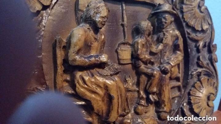 Antig&uuml;edades: 2 PLATOS DE MADERA MACIZA TALLADA - Foto 9