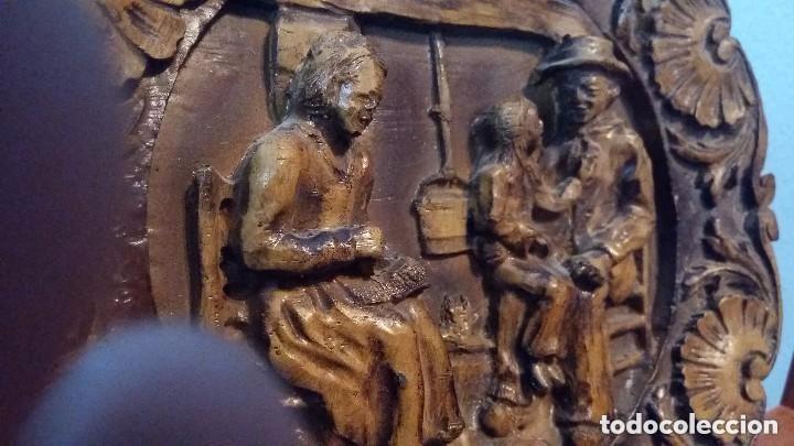 Antig&uuml;edades: 2 PLATOS DE MADERA MACIZA TALLADA - Foto 10