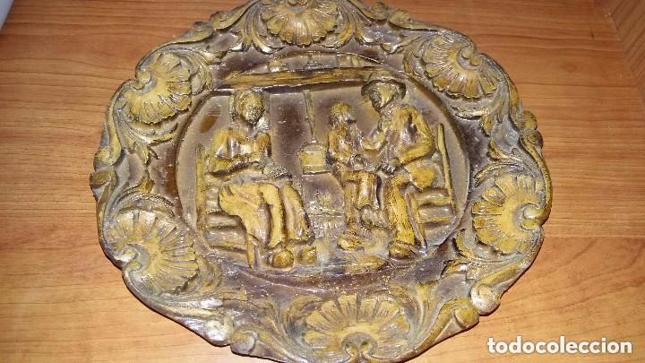 Antig&uuml;edades: 2 PLATOS DE MADERA MACIZA TALLADA - Foto 12