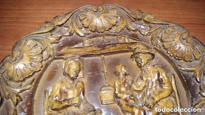 Antig&uuml;edades: 2 PLATOS DE MADERA MACIZA TALLADA - Foto 13