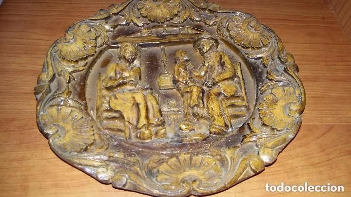 Antig&uuml;edades: 2 PLATOS DE MADERA MACIZA TALLADA - Foto 15