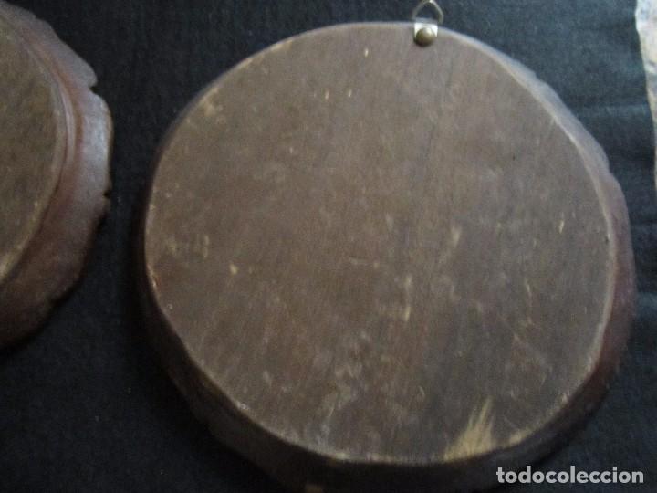 Antig&uuml;edades: 2 PLATOS DE MADERA MACIZA TALLADA - Foto 17