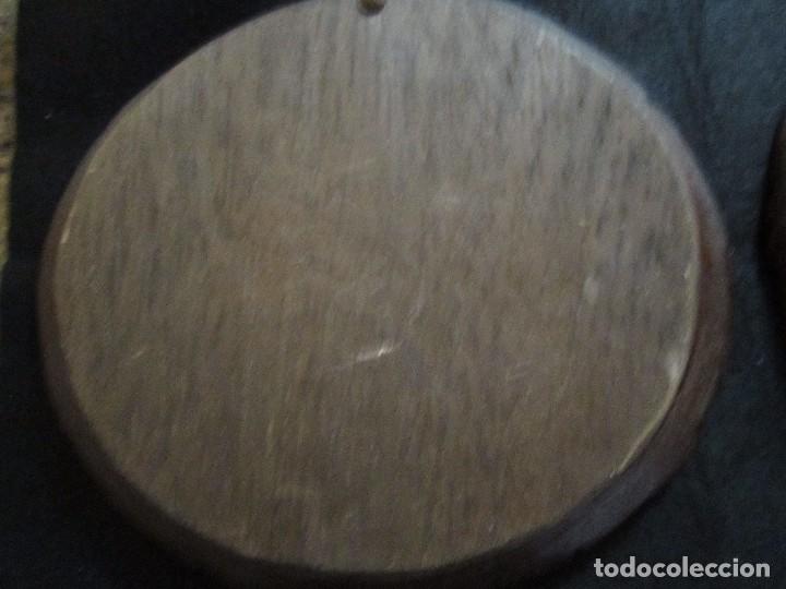 Antig&uuml;edades: 2 PLATOS DE MADERA MACIZA TALLADA - Foto 18