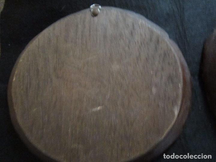 Antig&uuml;edades: 2 PLATOS DE MADERA MACIZA TALLADA - Foto 19