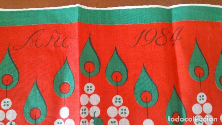 Antig&uuml;edades: Pa&ntilde;uelo estampado con calendario 1984 - Foto 3