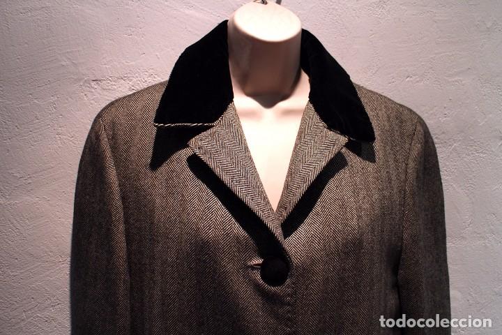 Abrigo de espiguilla gris con cuello y puños de - Vendido en Subasta -  103909923