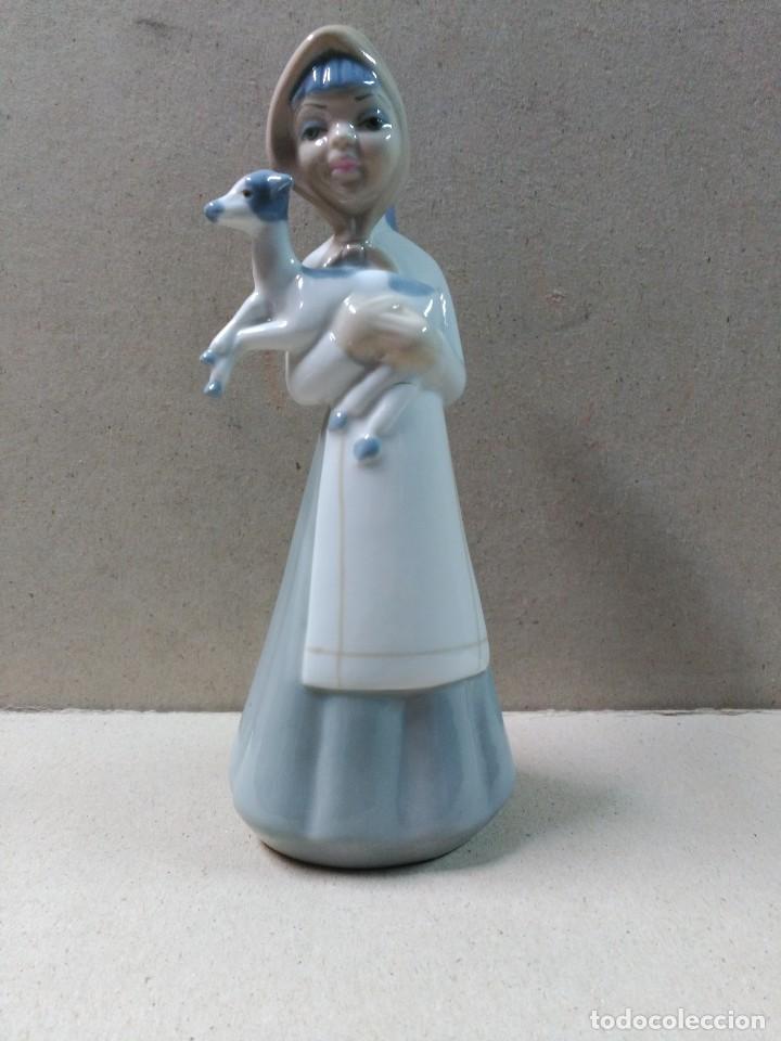 Antig&uuml;edades: FIGURA DE PORCELANA CASADES, PASTORCILLA CON CABRA