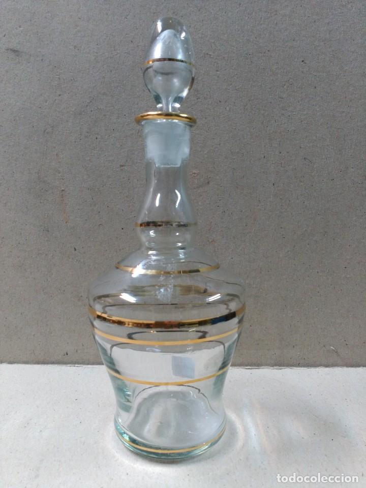Antiguidades: BOTELLA DE CRISTAL CON DETALLES DORADOS