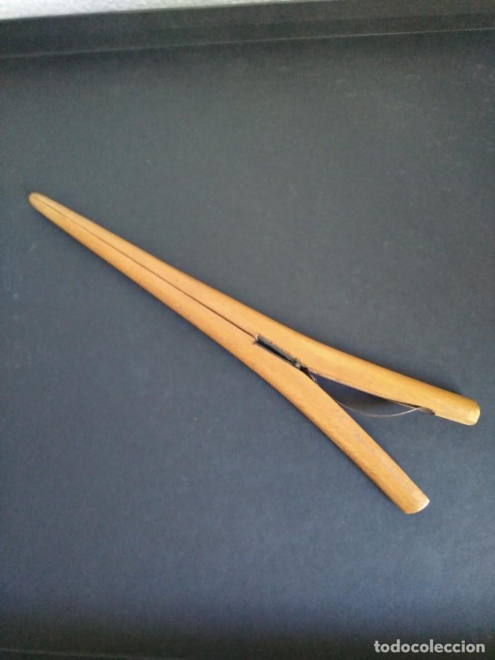 Antig&uuml;edades: Pinza para guantes de madera - Foto 1