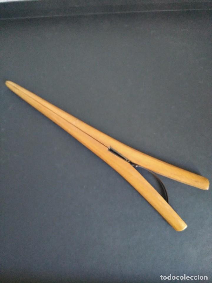 Antig&uuml;edades: Pinza para guantes de madera - Foto 2