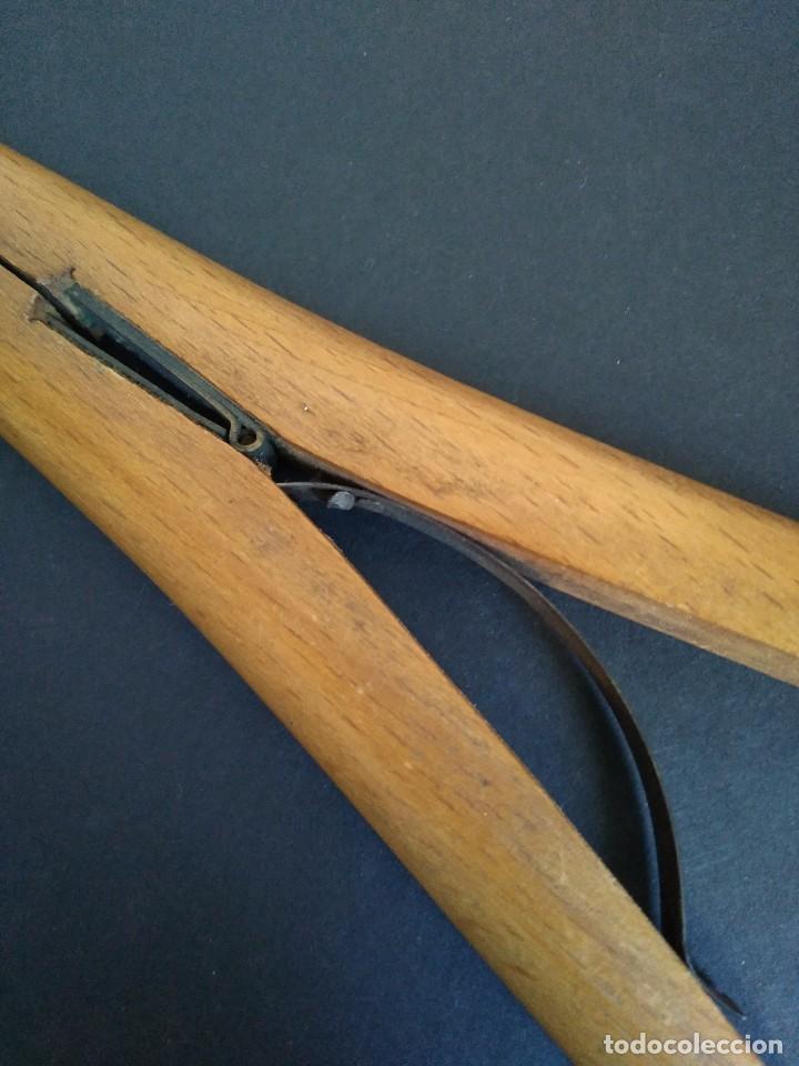 Antig&uuml;edades: Pinza para guantes de madera - Foto 3