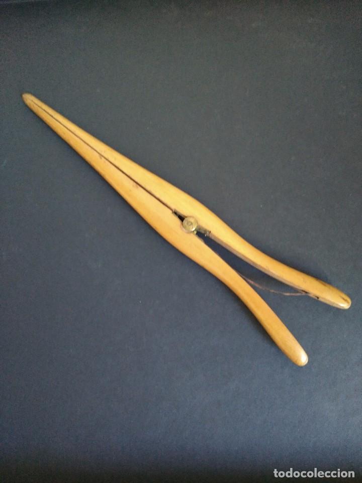 Antig&uuml;edades: Pinza para guantes de madera - Foto 4