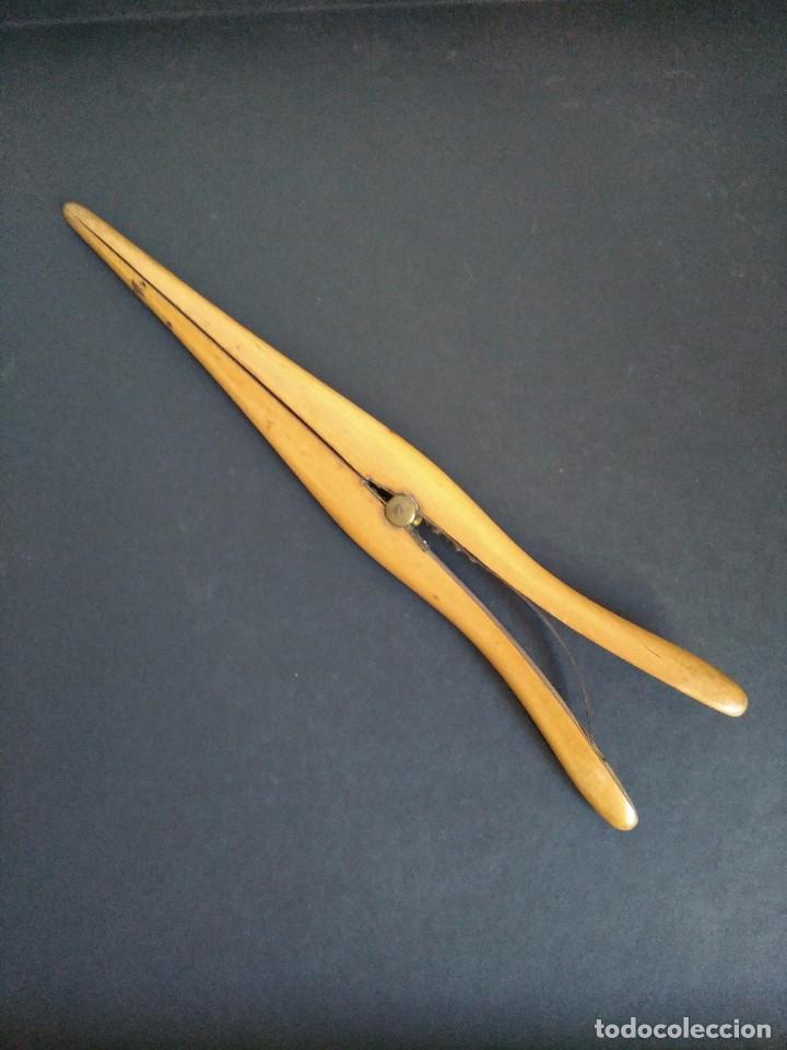Antig&uuml;edades: Pinza para guantes de madera - Foto 5