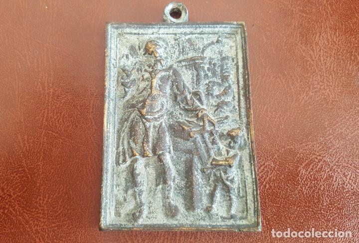 Antig&uuml;edades: Placa devocional de bronce. Antiguo portapaz bronce. - Foto 2