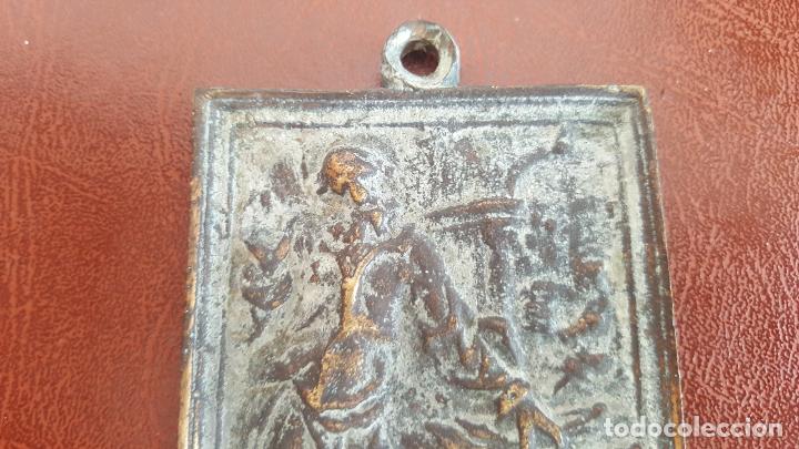 Antig&uuml;edades: Placa devocional de bronce. Antiguo portapaz bronce. - Foto 3