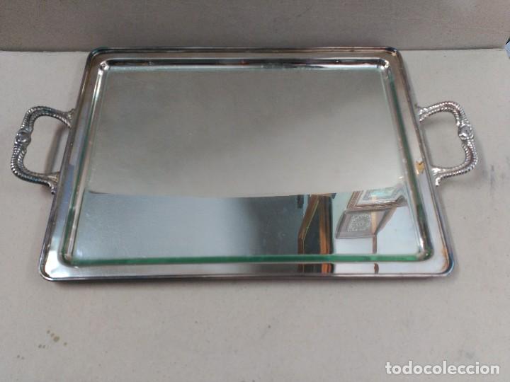 Antig&uuml;edades: BANDEJA DE METAL CON CRISTAL PROTECTOR, 2 ASAS - Foto 3