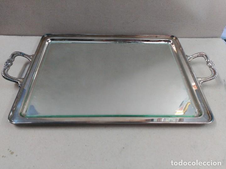Antig&uuml;edades: BANDEJA DE METAL CON CRISTAL PROTECTOR, 2 ASAS - Foto 1