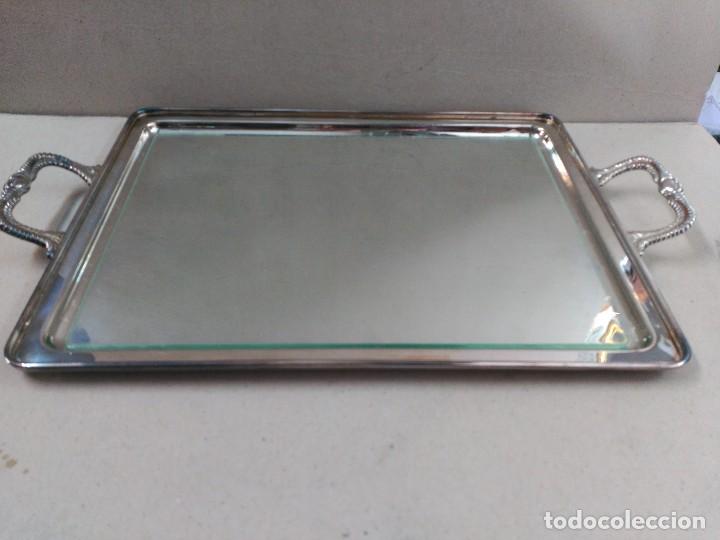 Antig&uuml;edades: BANDEJA DE METAL CON CRISTAL PROTECTOR, 2 ASAS - Foto 2