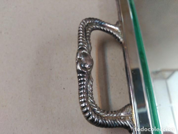 Antig&uuml;edades: BANDEJA DE METAL CON CRISTAL PROTECTOR, 2 ASAS - Foto 4