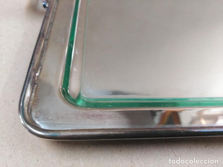 Antig&uuml;edades: BANDEJA DE METAL CON CRISTAL PROTECTOR, 2 ASAS - Foto 5