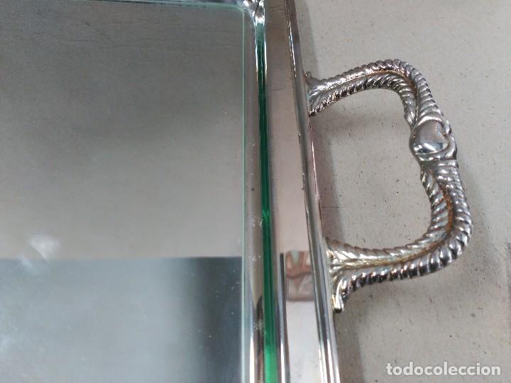Antig&uuml;edades: BANDEJA DE METAL CON CRISTAL PROTECTOR, 2 ASAS - Foto 7