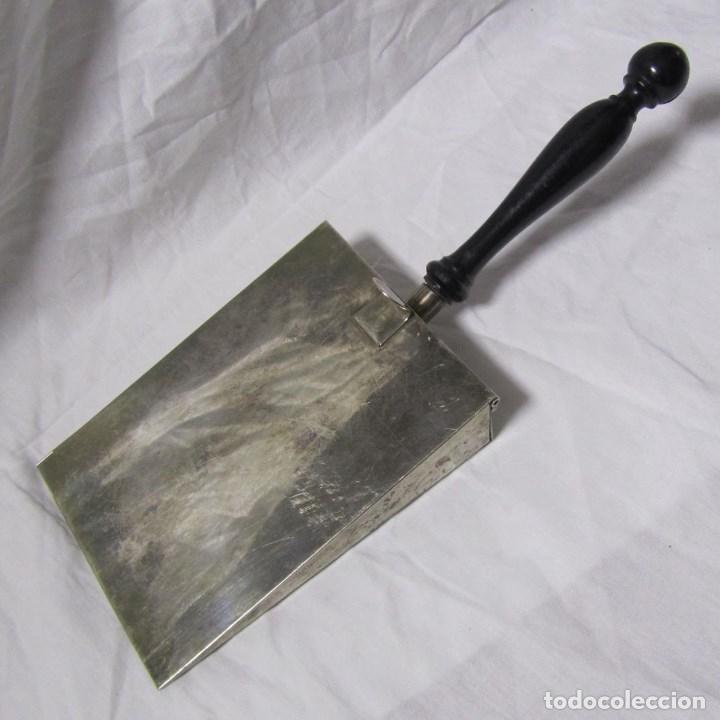 Antig&uuml;edades: Recogemigas de alpaca, mango de madera - Foto 1