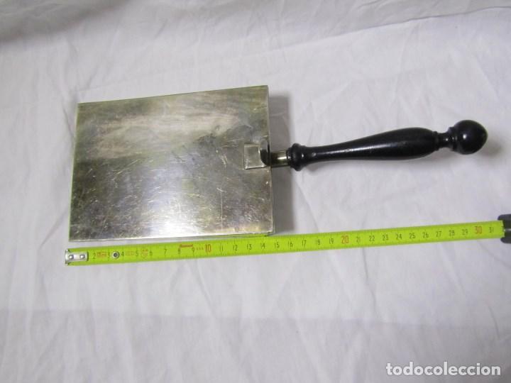 Antig&uuml;edades: Recogemigas de alpaca, mango de madera - Foto 2