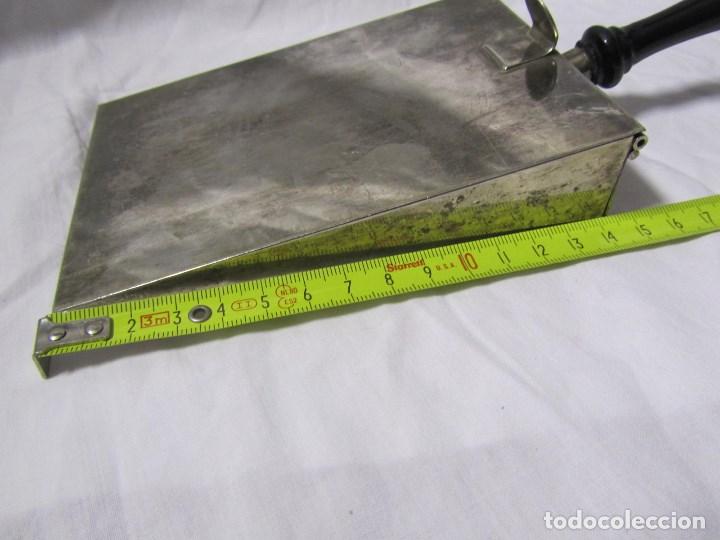 Antig&uuml;edades: Recogemigas de alpaca, mango de madera - Foto 3