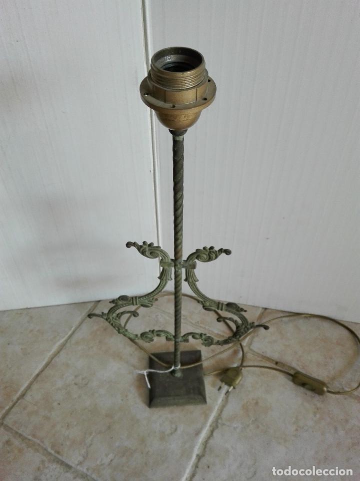 Antig&uuml;edades: PIE DE LAMPARA DE METAL DORADO - Foto 1