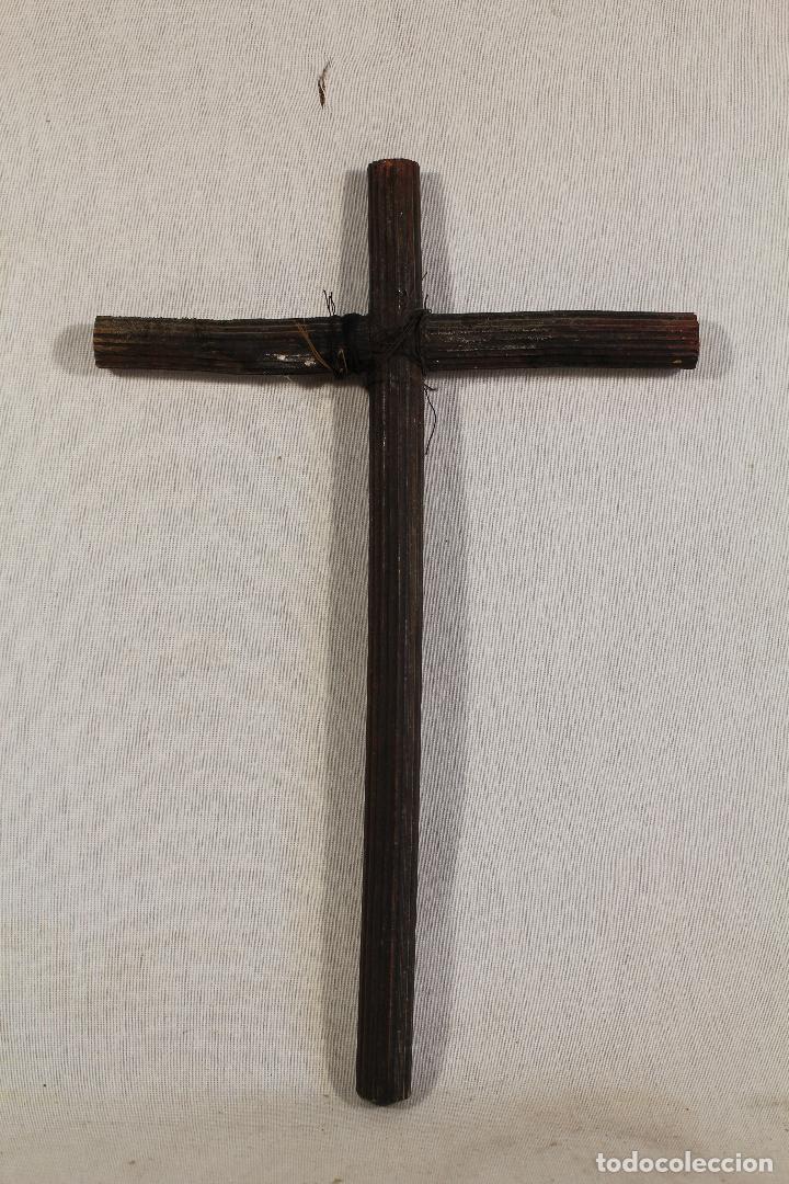 Antig&uuml;edades: cruz de madera - Foto 1