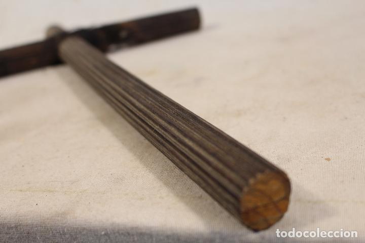 Antig&uuml;edades: cruz de madera - Foto 2
