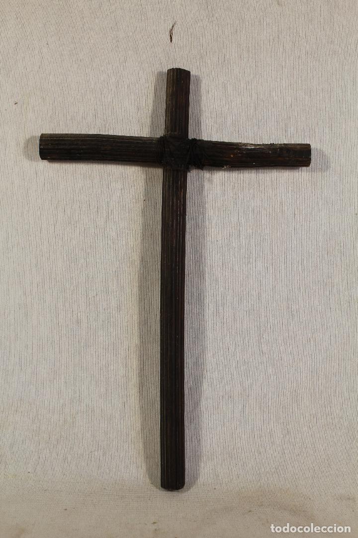 Antig&uuml;edades: cruz de madera - Foto 3