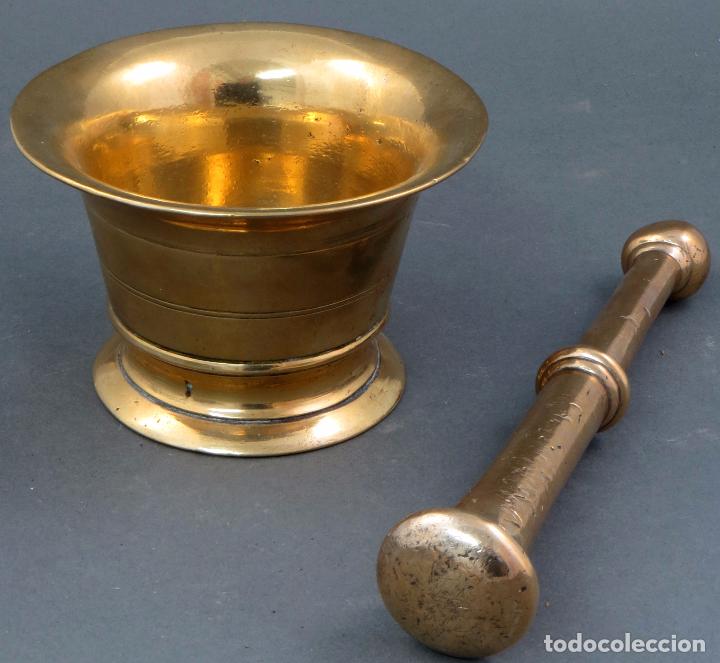 Antigüedades: Almirez mortero de bronce dorado con su mano siglo XX - Foto 3 - 104801487