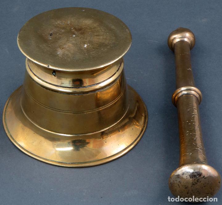Antigüedades: Almirez mortero de bronce dorado con su mano siglo XX - Foto 4 - 104801487