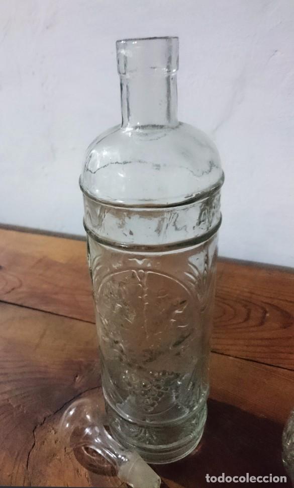 Antig&uuml;edades: botella con adornos en relieve - Foto 1